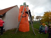 Převlékáme čarodějnici za Obří Halloweenskou mrkvodýni